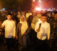 Wali Kota Pontianak Edi Rusdi Kamtono berbaur bersama peserta Pawai Obor di Jalan Ahmad Yani.