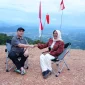 Gubernur Kalimantan Barat Ria Norsan bersama Bupati Mempawah Erlina meninjau puncak Bukit Raya Sambora di Kecamatan Toho.
