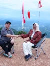 Gubernur Kalimantan Barat Ria Norsan bersama Bupati Mempawah Erlina meninjau puncak Bukit Raya Sambora di Kecamatan Toho.