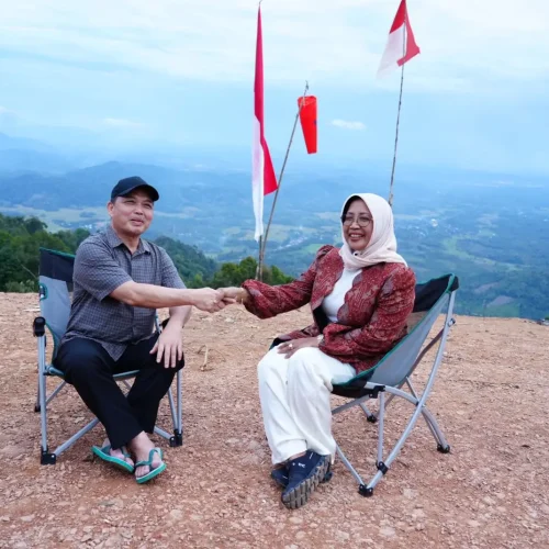 Gubernur Kalimantan Barat Ria Norsan bersama Bupati Mempawah Erlina meninjau puncak Bukit Raya Sambora di Kecamatan Toho.
