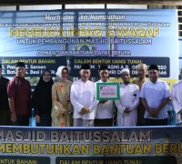 Wali Kota Pontianak Edi Rusdi Kamtono memulai Safari Ramadan dengan Salat Subuh berjamaah di Masjid Baitussalam Pontianak Timur.