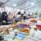 Suasana pasar juadah di halaman Masjid Raya Mujahidin.