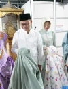 Anak-anak bersalaman dengan Wali Kota Pontianak Edi Rusdi Kamtono usai melaksanakan Salat Tarawih berjemaah.