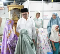 Anak-anak bersalaman dengan Wali Kota Pontianak Edi Rusdi Kamtono usai melaksanakan Salat Tarawih berjemaah.