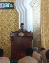 Sekretaris Daerah Kota Pontianak Amirullah menyampaikan tausiyah singkat usai Salat Zuhur berjemaah di Masjid Al Khalifah Kantor Wali Kota.