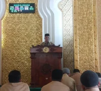 Sekretaris Daerah Kota Pontianak Amirullah menyampaikan tausiyah singkat usai Salat Zuhur berjemaah di Masjid Al Khalifah Kantor Wali Kota.
