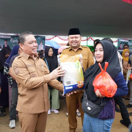 Gubernur Kalbar Ria Norsan menyerahkan paket sembako pasar murah kepada warga di Halaman Masjid Agung Kota Juang Melawi, Selasa (25/2/2026).