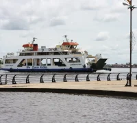 Feri penyeberangan mulai beroperasi kembali dengan pembatasan jenis kendaraan yang boleh menumpang KMP Jembatan Kapuas.