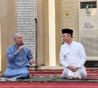 Wali Kota Edi Rusdi Kamtono berdialog dengan warga saat Safari Ramadan di Masjid Assalam Pal V, Pontianak.