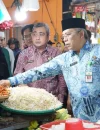 Sekretaris Daerah Kota Pontianak Amirullah bersama Satgas Ketahanan Pangan Kota Pontianak memantau ketersediaan dan harga bahan pokok di pasar tradisional maupun gudang.