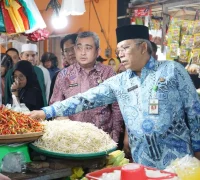 Sekretaris Daerah Kota Pontianak Amirullah bersama Satgas Ketahanan Pangan Kota Pontianak memantau ketersediaan dan harga bahan pokok di pasar tradisional maupun gudang.