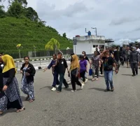 Petugas KJRI Kuching mendampingi 82 PMI bermasalah saat tiba di PLBN Entikong Kabupaten Sanggau, Kamis (26/2/2026).