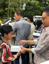 Wali Kota Edi Rusdi Kamtono bersama Daud Yordan membagikan takjil kepada pengendara di Bundaran Digulis Pontianak, Kamis (26/2/2026) sore.