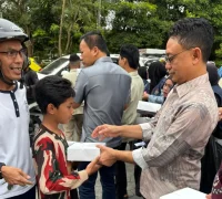 Wali Kota Edi Rusdi Kamtono bersama Daud Yordan membagikan takjil kepada pengendara di Bundaran Digulis Pontianak, Kamis (26/2/2026) sore.