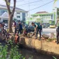 Wali Kota Pontianak Edi Rusdi Kamtono ikut membersihkan parit di lingkungan Kantor Wali Kota.