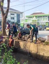 Wali Kota Pontianak Edi Rusdi Kamtono ikut membersihkan parit di lingkungan Kantor Wali Kota.