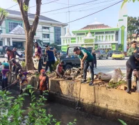 Wali Kota Pontianak Edi Rusdi Kamtono ikut membersihkan parit di lingkungan Kantor Wali Kota.