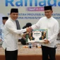 Gubernur Kalbar Ria Norsan menyerahkan secara simbolis bantuan dari Pemerintah Provinsi Kalbar kepada Wali Kota Pontianak Edi Rusdi Kamtono.