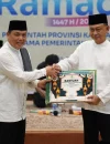 Gubernur Kalbar Ria Norsan menyerahkan secara simbolis bantuan dari Pemerintah Provinsi Kalbar kepada Wali Kota Pontianak Edi Rusdi Kamtono.