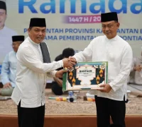 Gubernur Kalbar Ria Norsan menyerahkan secara simbolis bantuan dari Pemerintah Provinsi Kalbar kepada Wali Kota Pontianak Edi Rusdi Kamtono.