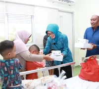 Ketua TP-PKK Kota Pontianak Yanieta Arbiastutie membagikan takjil kepada keluarga pasien di RSUD SSMA Kota Pontianak.
