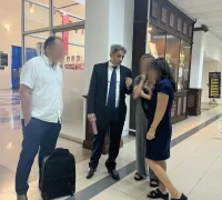 Terdakwa Sim See Chieng (baju biru) saat akan menjalani persidangan di Pengadilan Sesyen Kuching terkait kasus mempekerjakan WNI tanpa izin kerja.