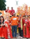 Wisatawan dari India ikut mengabadikan momen bersama peserta parade dari Kota Pontianak.