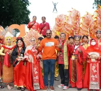 Wisatawan dari India ikut mengabadikan momen bersama peserta parade dari Kota Pontianak.