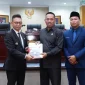 Wali Kota Pontianak Edi Rusdi Kamtono menyampaikan Raperda kepada Ketua DPRD Kota Pontianak.
