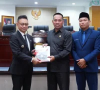 Wali Kota Pontianak Edi Rusdi Kamtono menyampaikan Raperda kepada Ketua DPRD Kota Pontianak.