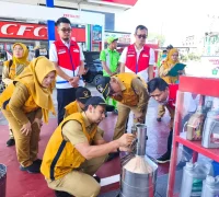 Tim Gabungan melakukan tera atau uji takar terhadap SPBU untuk memastikan takaran BBM sesuai standar.