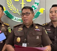 Kajari Pontianak Agus Eko Purnomo saat menyampaikan penetapan tersangka korupsi dana hibah Pilkada 2024 di Pontianak.