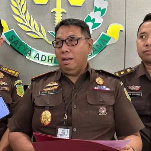 Kajari Pontianak Agus Eko Purnomo saat menyampaikan penetapan tersangka korupsi dana hibah Pilkada 2024 di Pontianak.