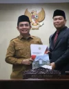 Wakil Ketua DPRD Kota Pontianak Agus Sugianto menyerahkan pandangan umum Fraksi-fraksi DPRD Kota Pontianak kepada Wakil Wali Kota Pontianak Bahasan.