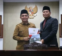 Wakil Ketua DPRD Kota Pontianak Agus Sugianto menyerahkan pandangan umum Fraksi-fraksi DPRD Kota Pontianak kepada Wakil Wali Kota Pontianak Bahasan.