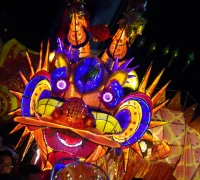 Parade 49 naga bersinar memeriahkan Cap Go Meh 2577 di Jalan Gajah Mada Pontianak dipadati ribuan warga yang menyaksikan arak-arakan naga bercahaya.