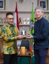 Serah terima cenderamata Wali Kota Pontianak Edi Rusdi Kamtono dengan Duta Besar Tiongkok untuk Indonesia, Wang Lutong.