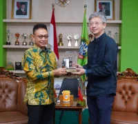 Serah terima cenderamata Wali Kota Pontianak Edi Rusdi Kamtono dengan Duta Besar Tiongkok untuk Indonesia, Wang Lutong.