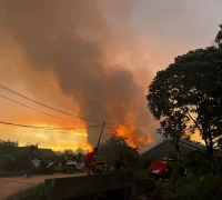 Kebakaran melanda Jalan Sepakat II Ujung Pontianak, api menjilat rumah warga dan kepulan asap tinggi