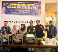 Gen Z Pontianak membagikan hidangan sahur gratis kepada pekerja malam dan masyarakat di kawasan Gajahmada Pontianak.