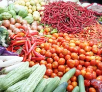 Sejumlah bahan pokok di pasar tradisional dipastikan aman, warga diimbau tidak panic buying.