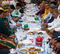 Para tamu undangan Tudang Manre Sipulung tengah menikmati hidangan makanan khas Bugis.