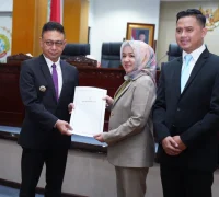 Wali Kota Pontianak Edi Rusdi Kamtono menyerahkan pidato tanggapan dan jawaban atas pandangan umum Fraksi-fraksi terhadap tiga Raperda Kota Pontianak.