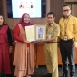 Kepala Dinas Koperasi Usaha Mikro dan Perdagangan Kota Pontianak, Ibrahim menyerahkan sertifikat halal secara simbolis kepada peserta pelatihan pengelolaan keuangan digital.