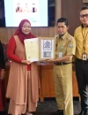 Kepala Dinas Koperasi Usaha Mikro dan Perdagangan Kota Pontianak, Ibrahim menyerahkan sertifikat halal secara simbolis kepada peserta pelatihan pengelolaan keuangan digital.