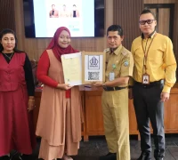 Kepala Dinas Koperasi Usaha Mikro dan Perdagangan Kota Pontianak, Ibrahim menyerahkan sertifikat halal secara simbolis kepada peserta pelatihan pengelolaan keuangan digital.
