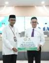 Ketua Baznas Kota Pontianak Sulaiman menyerahkan tanda terima pembayaran zakat kepada Wali Kota Pontianak Edi Rusdi Kamtono.