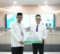 Ketua Baznas Kota Pontianak Sulaiman menyerahkan tanda terima pembayaran zakat kepada Wali Kota Pontianak Edi Rusdi Kamtono.