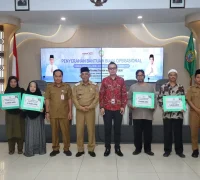 Sekretaris Daerah Kota Pontianak Amirullah menyerahkan secara simbolis bantuan kepada petugas Fardhu Kifayah.