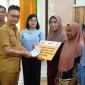 Wali Kota Pontianak Edi Rusdi Kamtono menyerahkan bantuan secara simbolis kepada warga penerima manfaat.